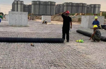 安平土工格栅铺设前地基要怎么处理？